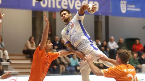 Linhares lanzando a porter�a durante el partido ante el Ibiza. 