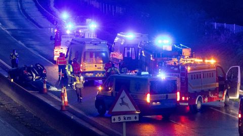 Una ambulancia medicalizada en un accidente de tr�fico ocurrido el pasado 27 de enero en la AG-55, en el peaje de Carballo.