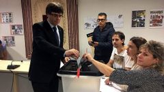 Puigdemont votando en el referendo ilegal de Catalu�a