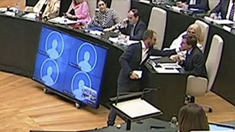 El socialista Viondi, expulsado tras �tocarle la cara� a Almeida