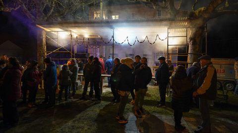 Mientras, se asan los chourizos que luego se degustar�n.