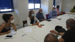 Katy Varela, a la izquierda, en una reuni�n del PP con ferroviarios