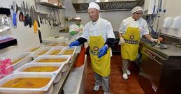 Un grupo de voluntarios de la oenegé católica de Cee atienden un comedor social. 