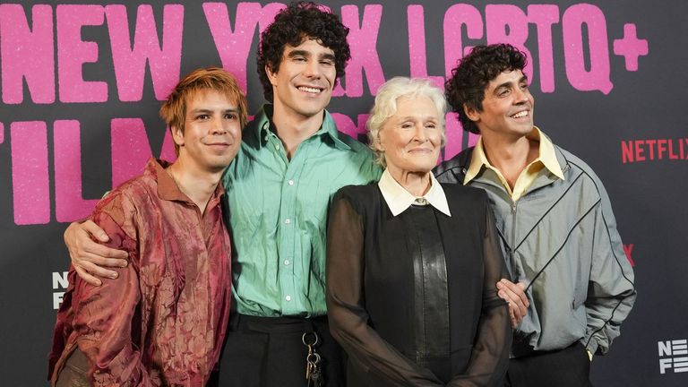 Los directores de la pel�cula espa�ola �La bola negra� Javier Calvo (c-i) y Javier Ambrossi (d) posan junto a la actriz estadounidense Glenn Close y el director salvadore�o Julio Torres durante la alfombra roja del filme este jueves, en Nueva York