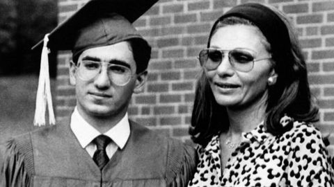 Pahlevi, con su madre, Farah Diva en su graduaci�n