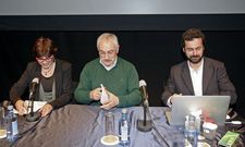 Ram�n Plana (derecha) ofreci� ayer una conferencia sobre compost en el Teatro Principal. 