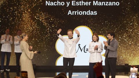 Los chefs de Casa Marcial, Nacho y Esther Manzano, durante la gala de la Gua Michelin 2025, en el Auditorio y Centro de Congresos Vctor Villegas