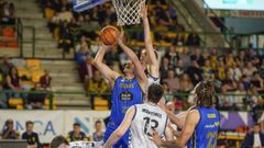 Mart�n Iglesias, del COB, tratando de llegar al aro ante la presi�n de los jugadores del Zamora