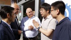 El alcalde de Ferrol y el director del CIFP Ferrolterra, a la izquierda, con los dos ingenieros de SAIC Motor, Yin Yunfei y Han Dan.
