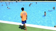 Foto de archivo de un socorrista en las piscinas de Oira en Ourense.