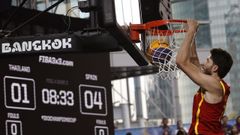 El coru��s Carlos Mart�nez haciendo un mate durante un partido de la selecci�n espa�ola 3x3