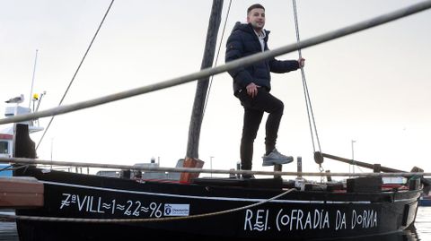 <span lang= gl >�lex Nespereira a bordo dunha das dornas coas que conta a Real e Ilustre Cofrad�a</span>