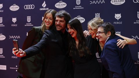 El ministro de Cultura, Ernest Urtasun (2i); la vicepresidenta segunda y ministra de Trabajao y Economa Social, Yolanda Daz (2d), posan en la alfombra roja de los Premios Feroz 2025