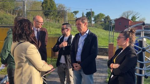El candidato socialista a la Alcald�a de Oviedo, Carlos Fern�ndez Llaneza, durante su visita a La Manjoya