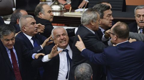 Diputados del partido gubernamental, el islamista Justicia y Desarrollo (AKP), llegan a las manos durante una discusi�n sobre una resoluci�n de seguridad interna en el Parlamento turco en Ankara (Turqu�a).
