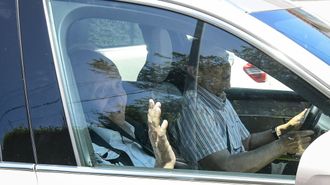 Juan Carlos I y Pedro Campos a su llegada a Nan�n, en Sanxenxo, este mi�rcoles