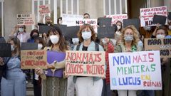Los profesores del centro lucense se concentraron este viernes a las puertas del centro.