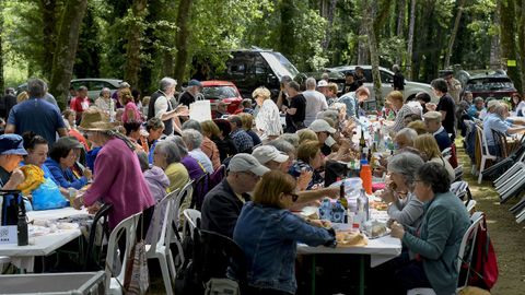 Comida na carballeira de Santa Isabel no Convivio da Cultura Galega de Outeiro de Rei