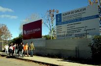 En la parcela para el polideportivo se colocaron carteles para un auditorio que nunca se hizo. 