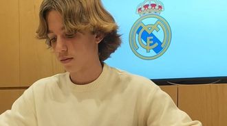 El canterano del Celta Mateo Quintana, formalizando su vinculaci�n con el Real Madrid.