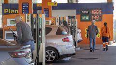 Conductores repostando el pasado fin de semana tras la entrada en vigor de la rebaja al combustible