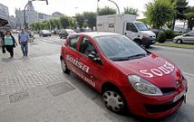 El coche robado, en la avenida de La Marina con la rueda delantera derecha reventada.