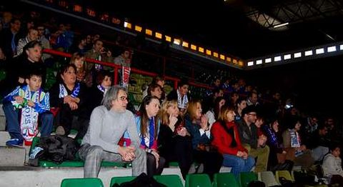 Padres y aficionados arroparon al equipo infantil en sus dos partidos en Alcal�.