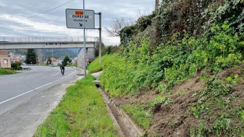 El coche atraves� el carril izquierdo y colision� contra el talud de la N-525