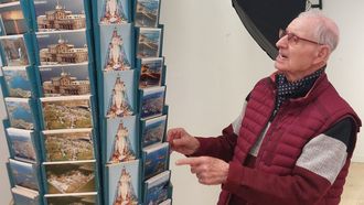 Miguel D�az, observando postales con fotograf�as suyas que conserva y que en su momento tuvieron una gran demanda