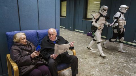 Dos soldados imperiales participan en una campa�a de donaci�n de sangre en un hospital de Madrid.