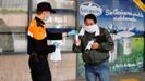 Miembros de Proteccin Civil de Oviedo reparten mascarillas este martes en la estacin de autobuses de Oviedo