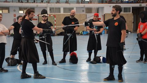 Miembros de ACADE practican esgrima hist�rica