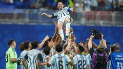 Leo Messi, manteado por sus compa�eros de la selecci�n argentina tras el partido contra Egipto del pasado Mundial.