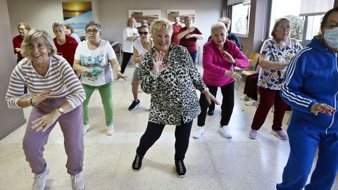 Asistentes al programa navide�o de la residencia de tiempo libre de Panx�n (Nigr�n), �Xuntos polo Nadal�, participando en un taller de baile