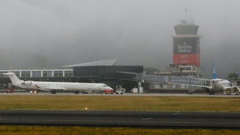 Aviones de Iberia y Air Europa, que vuelan a Madrid, este jueves en Alvedro