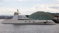 Megayate  A  entrando al puerto de A Coru�a