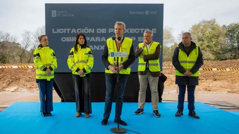 Comparecencia de Alfonso Rueda junto al terreno de Noalla cedido por el concello