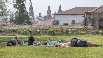 Gente tomando el sol en Santiago la semana pasada.
