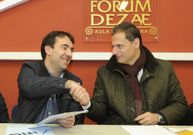 Ferreiro y Arteta se saludan tras rubricar el convenio. 