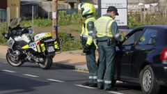 Control de la Guardia Civil en una carretera de Arousa