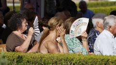 Varias mujeres alivian el calor con abanicos en la playa de Samil (Vigo)