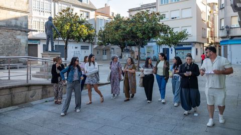 Un grupo de emprendedores recorrieron las calles de A Pobra para conocer las zonas donde podr�n abrir sus negocios