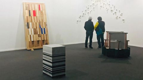 Vista del estand del IV Premio Cervezas Alhambra de Arte Emergente. En primer trmino la ganadora Irma lvarez-Laviada. Detrs de izda a dcha. Diego Delas, Christian Garca Bello y Lorenzo Sandoval