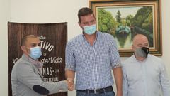 Miguel Beiro, responsable del departamento de empleo y empresas de Amicos; Jos� L�pez, alcalde de A Estrada, y �scar Dur�n, edil de Promoci�n Econ�mica, sellaron el acuerdo