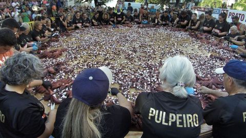 O Carballiño batió el récord de la tapa de pulpo más grande del mundo