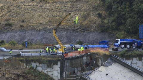 Una docena de operarios trabajaban este mircoles en la obra de derribo del vano. 