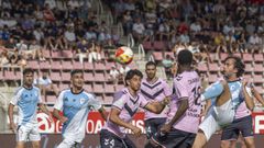 Charly da el pase a Guisande en la jugada del segundo gol del Compostela ante el Badalona en San L�zaro