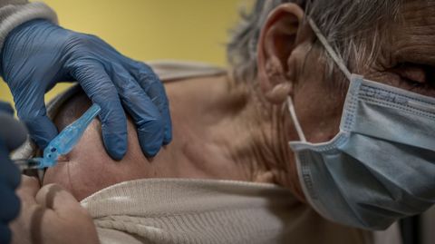 Contin�a la campa�a de vacunaci�n del coronavirus en Ourense