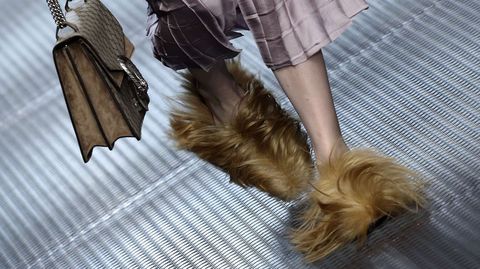 Una modelo con los diseños de Gucci.
