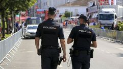 Dos policas nacionales, en una patrulla en el centro de Monforte